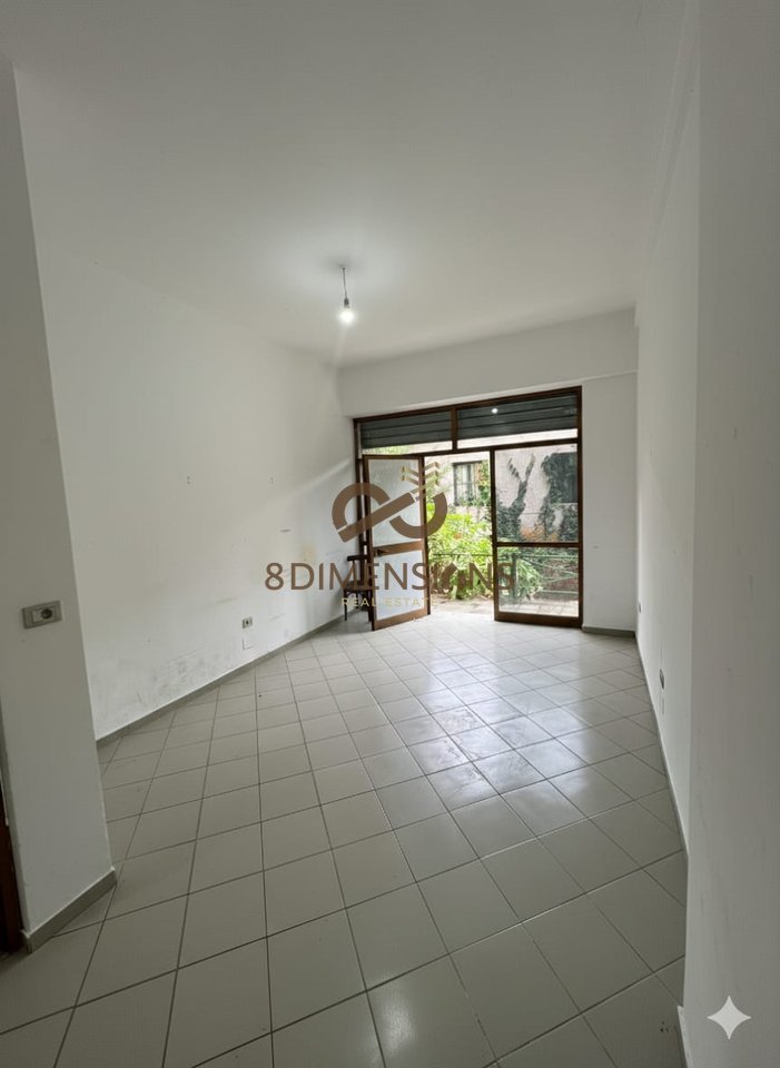 Negozio in vendita in Via Maliq Muco, vicino al liceo “Sinan Tafaj” – Tirana (ID D815A15)