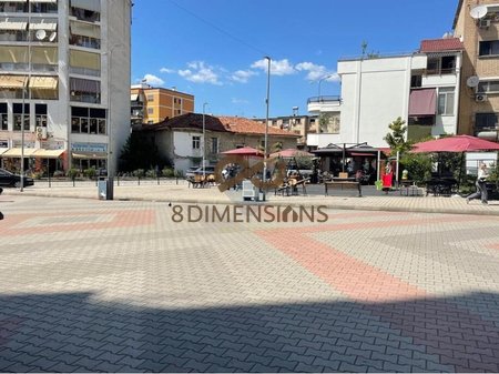 JEPET AMBJENT BIZNESI ME QERA TE TREGU ELEKTRIK I PERSHTATSHEM PER CDO LLOJ BIZNESI (D825A-18)