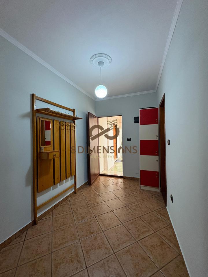 Jepet me qera Apartament 1+1  afer shkolles Zoja e Keshillit te Mire