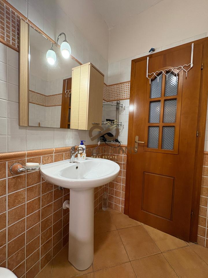 Jepet me qera Apartament 1+1  afer shkolles Zoja e Keshillit te Mire