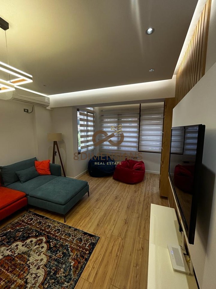 Jepet me qera Apartament 3+1+2 prane kryqezimit te 21