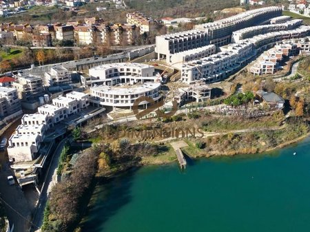 Triplex (me pishine) ne shitje tek Swan Lake Residence, Buze Liqenit te Farkes