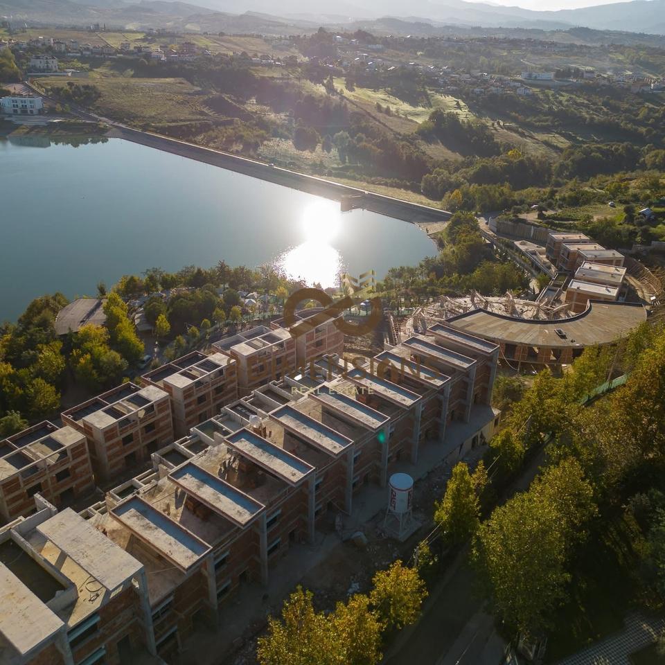 Triplex (me pishine) ne shitje tek Swan Lake Residence, Buze Liqenit te Farkes