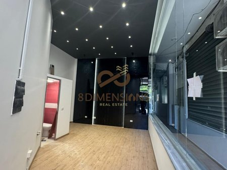 Jepet me qira Dyqan në Rrugën e Barrikadave.