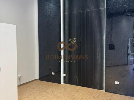 Affittasi negozio in Via delle Barricate.