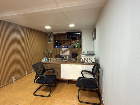 Jepet me qira Zyrë në Rrugën e Durrësit.