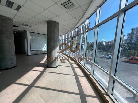 Jepet Ambjent Komercial Open Space me Qira – 210 m²  në Rrugën e Kavajës