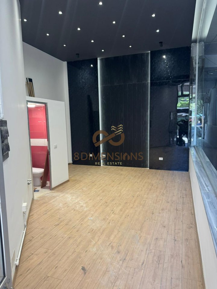 Jepet me qira Dyqan në Rrugën e Barrikadave.