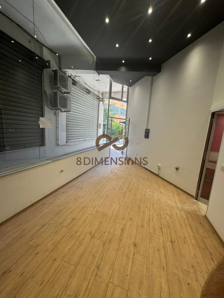 Jepet me qira Dyqan në Rrugën e Barrikadave.