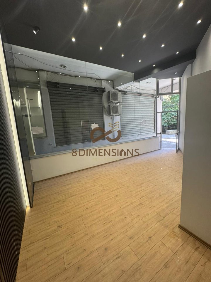 Jepet me qira Dyqan në Rrugën e Barrikadave.