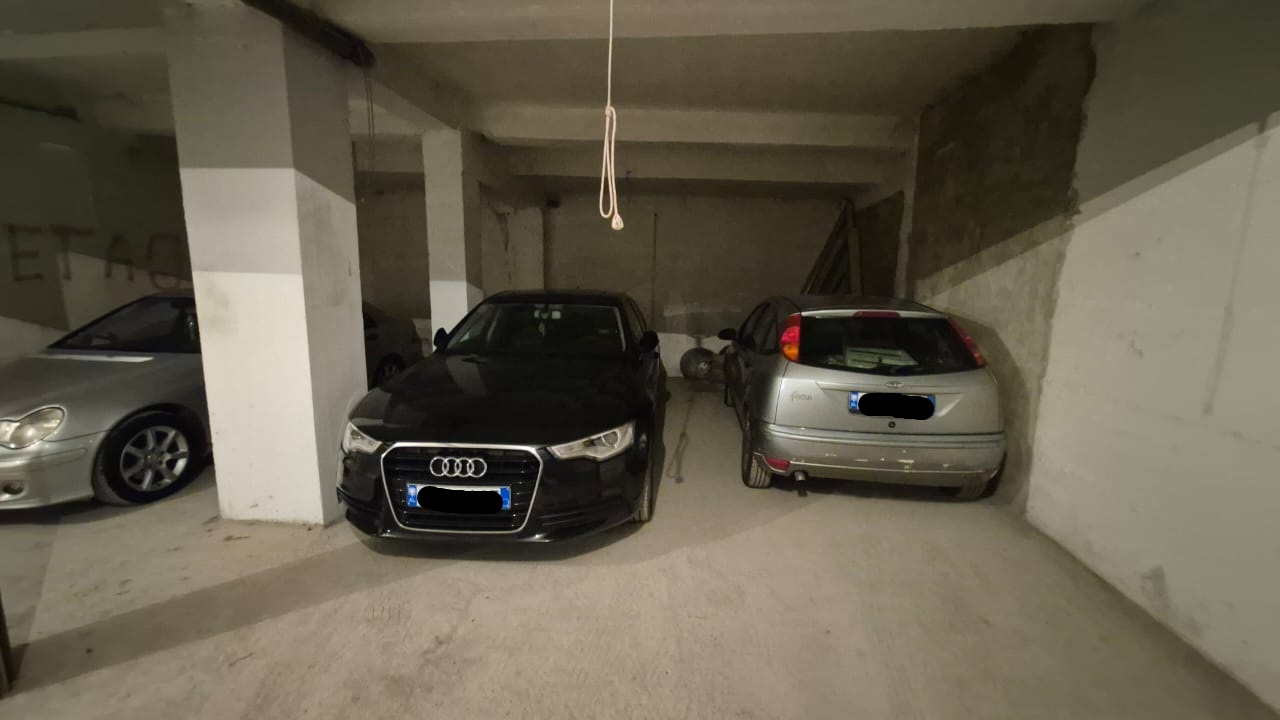 Shitet garazhd ne Astir prane Swiss bar D812Z-1