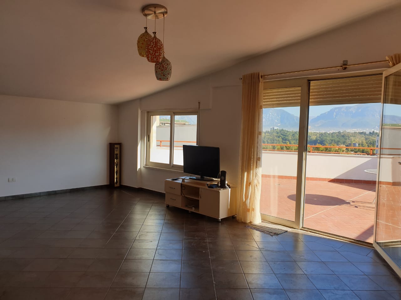 Jepet me qera Apartament 3+1 te Liqeni i Thatë. D8243A-1