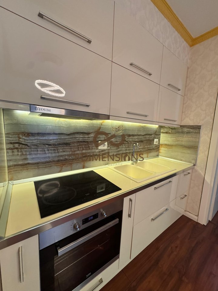 Jepet me qera Apartament 2+1 Tek Liqeni i thate, prane Raddison Hotel D8242A-182