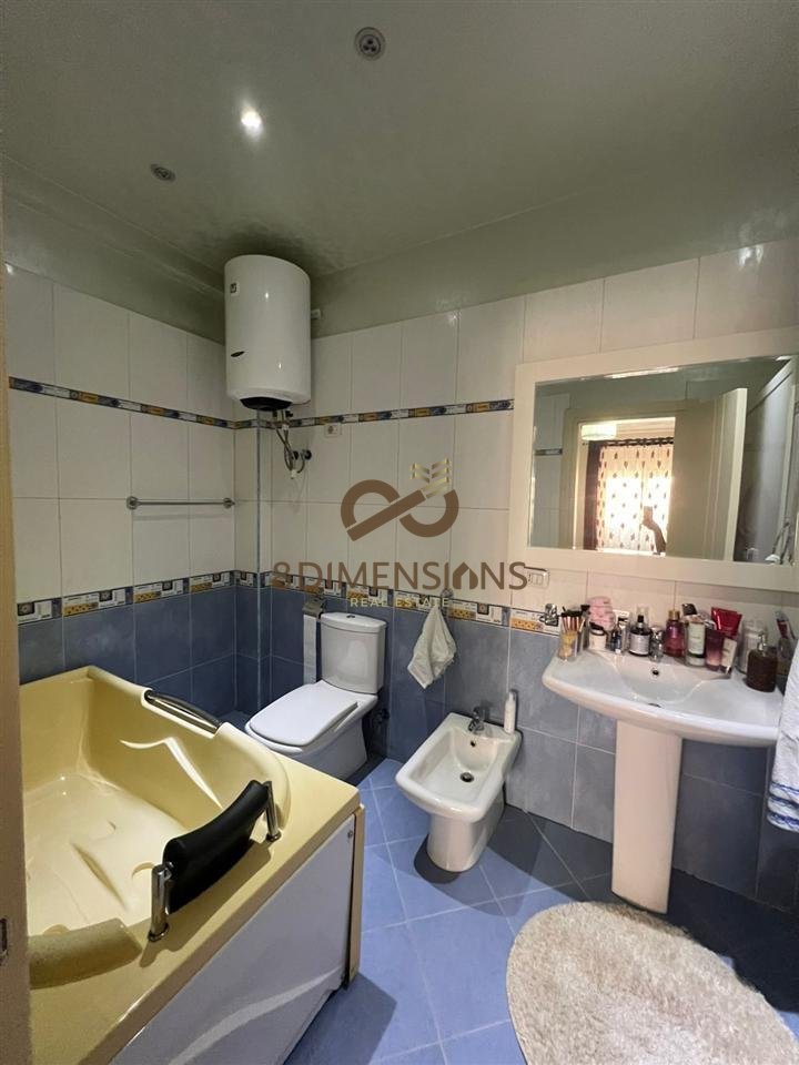 Shitet Apartament 2+1+2 ngjitur me Deliorgjin, prane Hilton Hotel (D8142A-130)