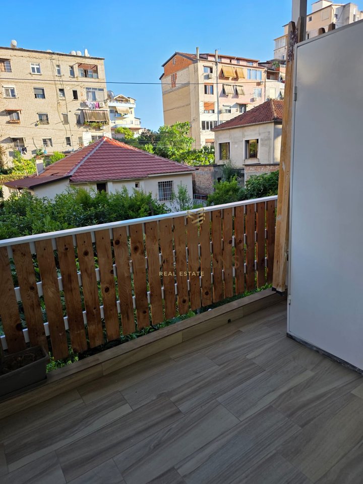 Appartamento 2+1+2 in affitto a Ali Dem, in Via Petro Nini Luarasi D8242Z-23