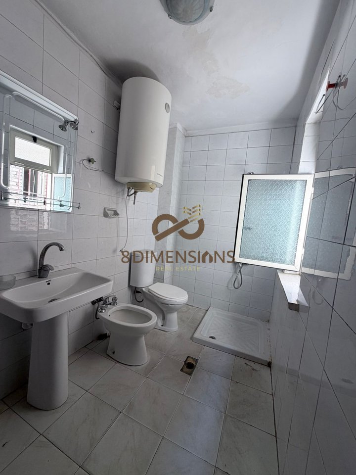 Shitet Apartament 2+1 ne rrugen Petro Nini Luarasi, prane Shkolles se Baletit  (D8142Z-23)