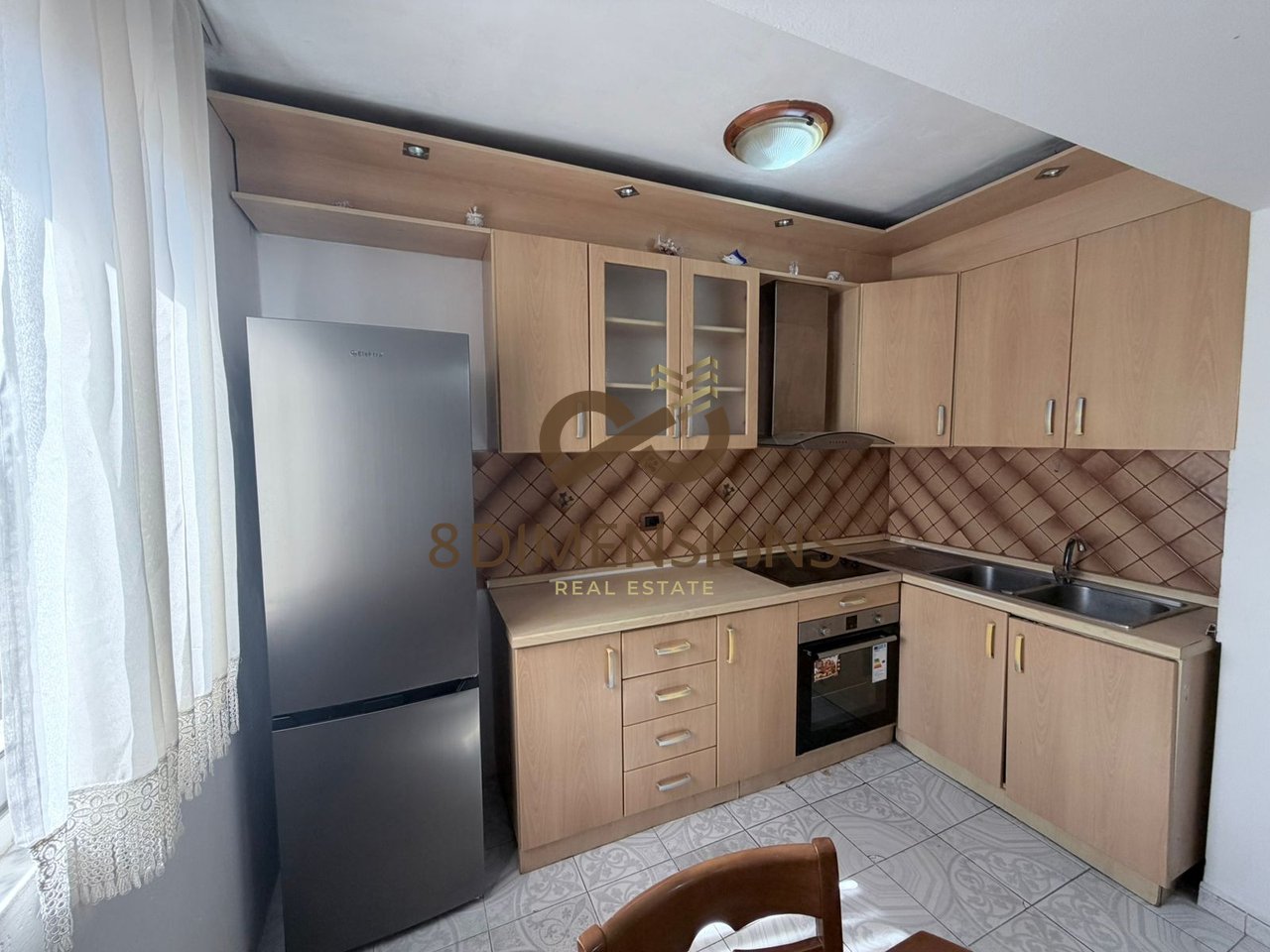 Shitet Apartament 2+1 ne rrugen Petro Nini Luarasi, prane Shkolles se Baletit  (D8142Z-23)