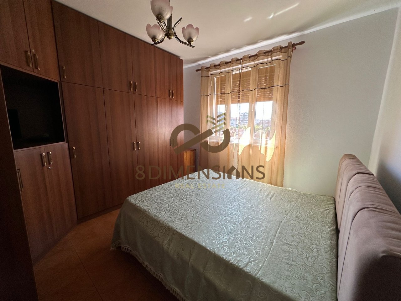 Jepet me qera Apartament 2+1 te Shkolla e kuqe  (D8242Z-24)
