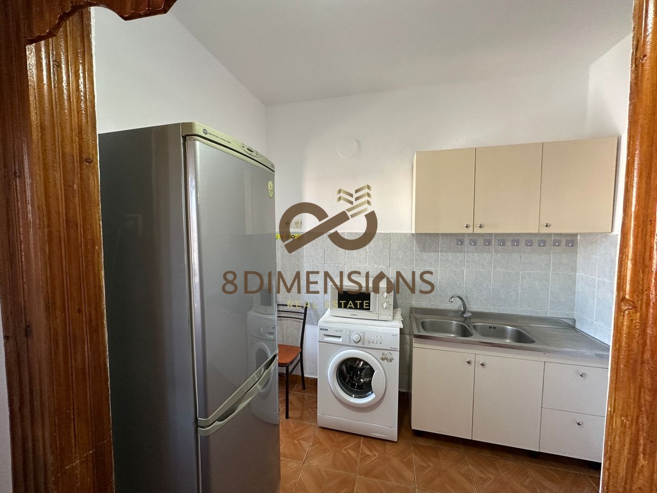 Jepet me qera Apartament 2+1 te Shkolla e kuqe  (D8242Z-24)
