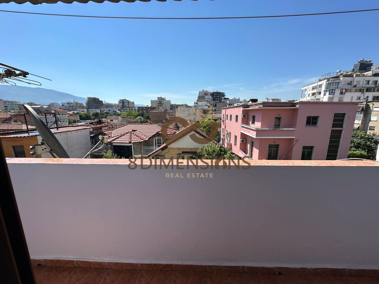 Jepet me qera Apartament 2+1 te Shkolla e kuqe  (D8242Z-24)
