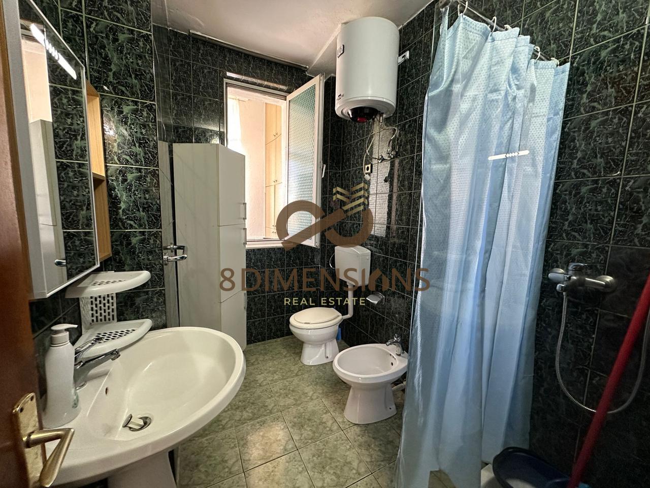 Jepet me qera Apartament 2+1 te Shkolla e kuqe  (D8242Z-24)
