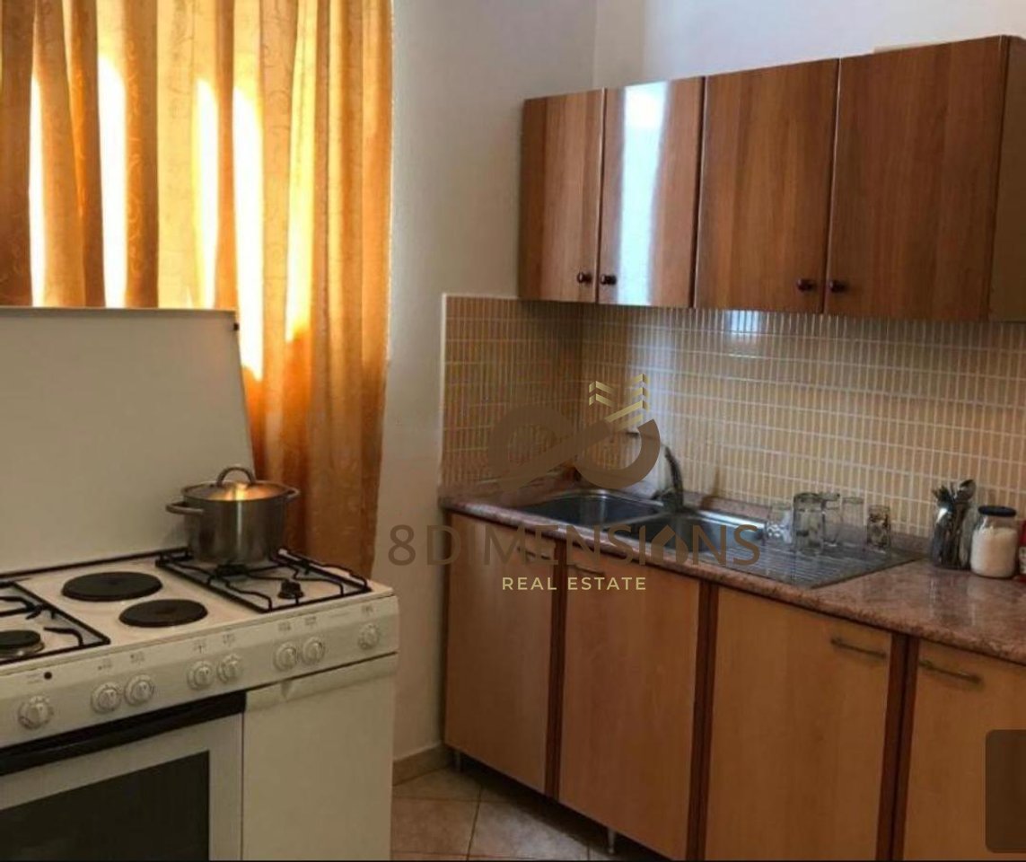 A Durazzo, vicino all'Hotel “Iliria” si vende un hotel di 4 piani (D813A-2)