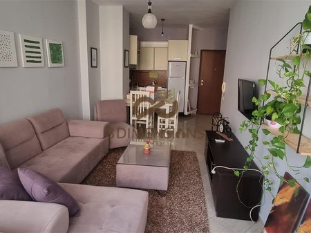 Jepet me qera Apartament 1+1 ne Selvi  prane rruges 4 Deshmoret (D8241A-223)

