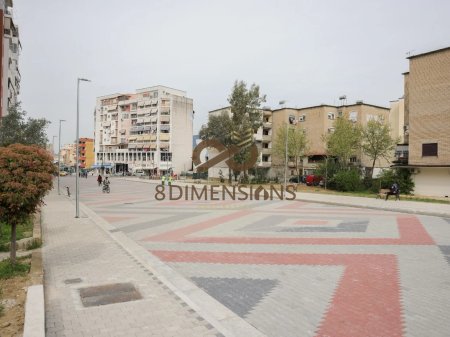 Shitet Apartament 2+1 me hipoteke pran Ish Tregut Elektrik (D8142Z-26)
