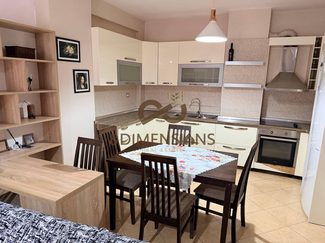 Jepet me qera Apartament 1+1 ne Yzberisht prane Pallateve Cabej 370 EUR (D8241A-230)
