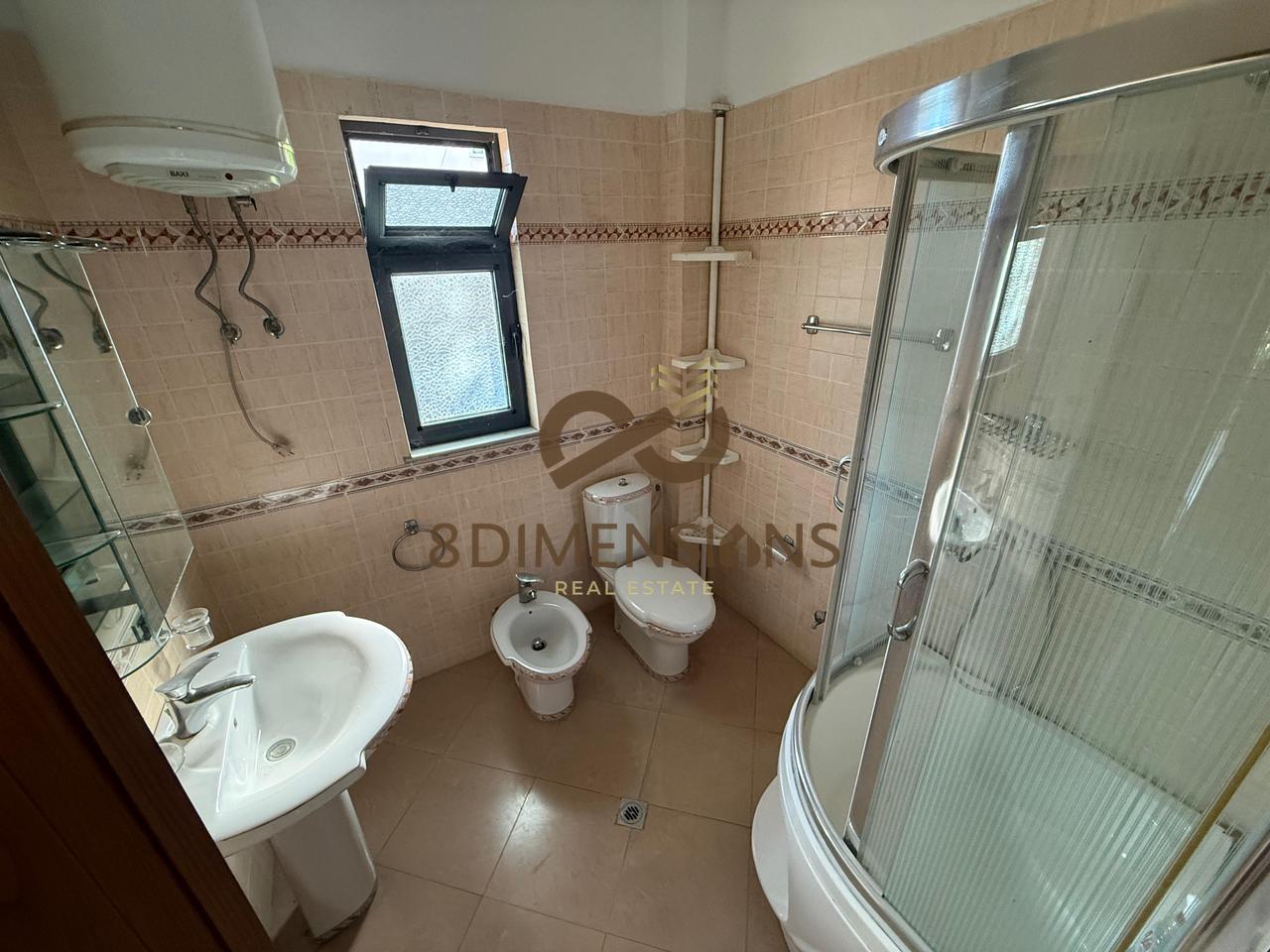 Affittasi villa su due piani a Kombinat
