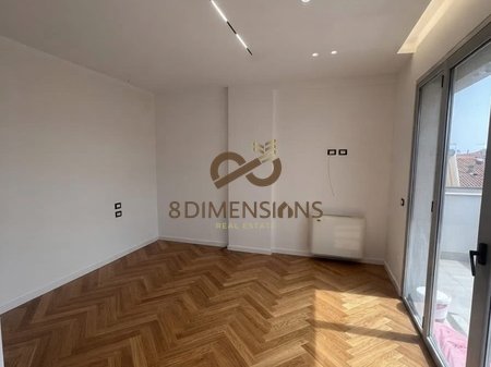 Shitet apartament 1+1 i sapo rikonstruktuar totalisht te 21 Dhjetori (D8141A-129)
