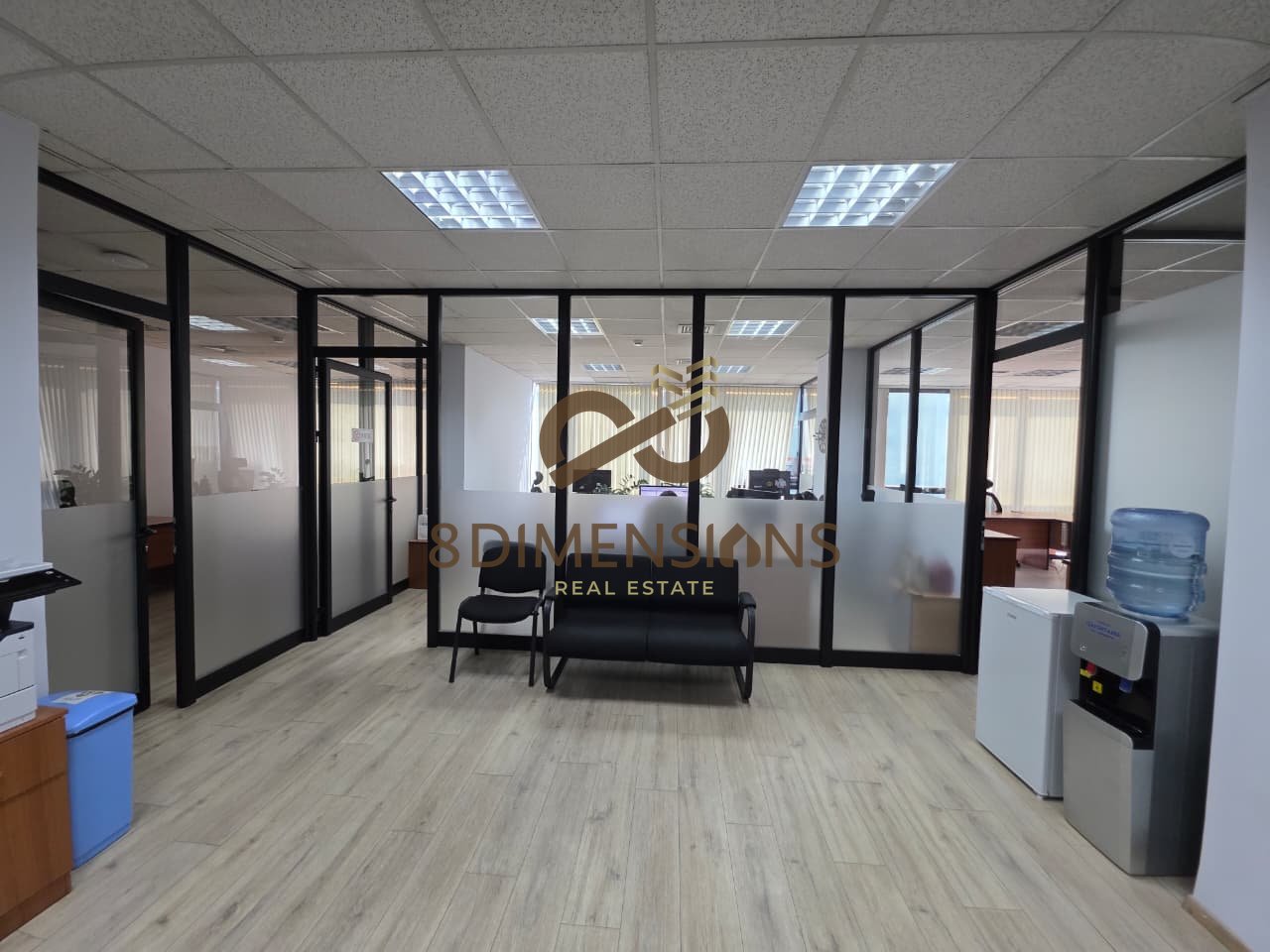 In affitto: Locale a Downtown One, vicino alla Piramide di Tirana (D828A-42)
