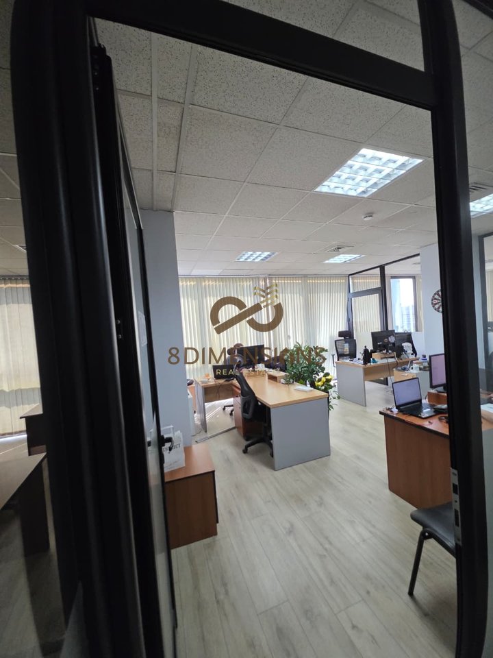 In affitto: Locale a Downtown One, vicino alla Piramide di Tirana (D828A-42)
