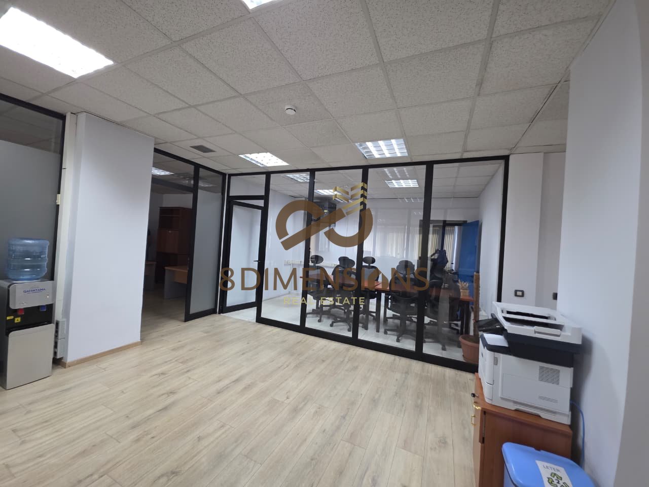 In affitto: Locale a Downtown One, vicino alla Piramide di Tirana (D828A-42)
