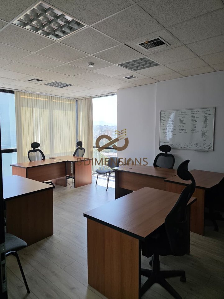 In affitto: Locale a Downtown One, vicino alla Piramide di Tirana (D828A-42)
