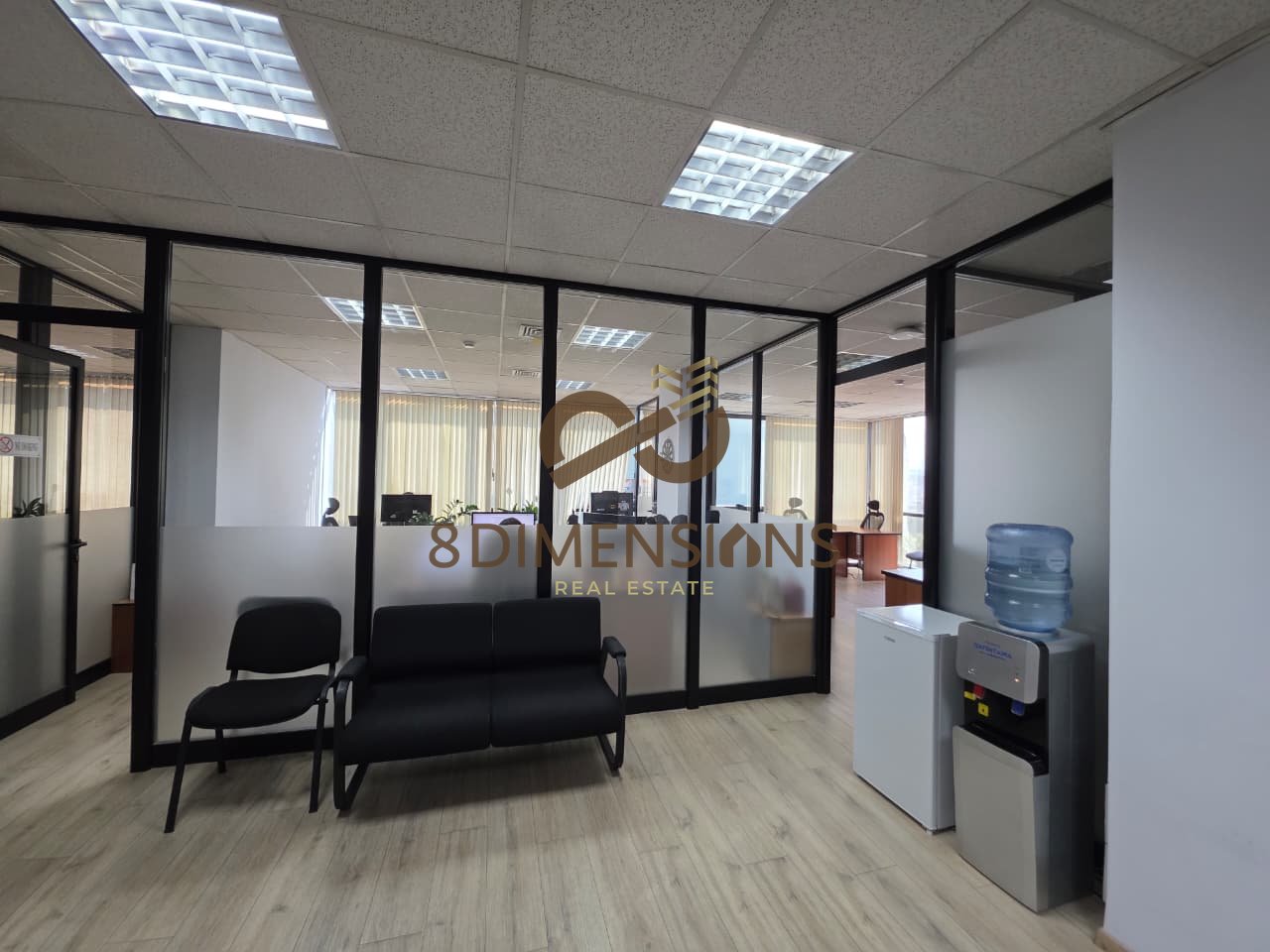 In affitto: Locale a Downtown One, vicino alla Piramide di Tirana (D828A-42)
