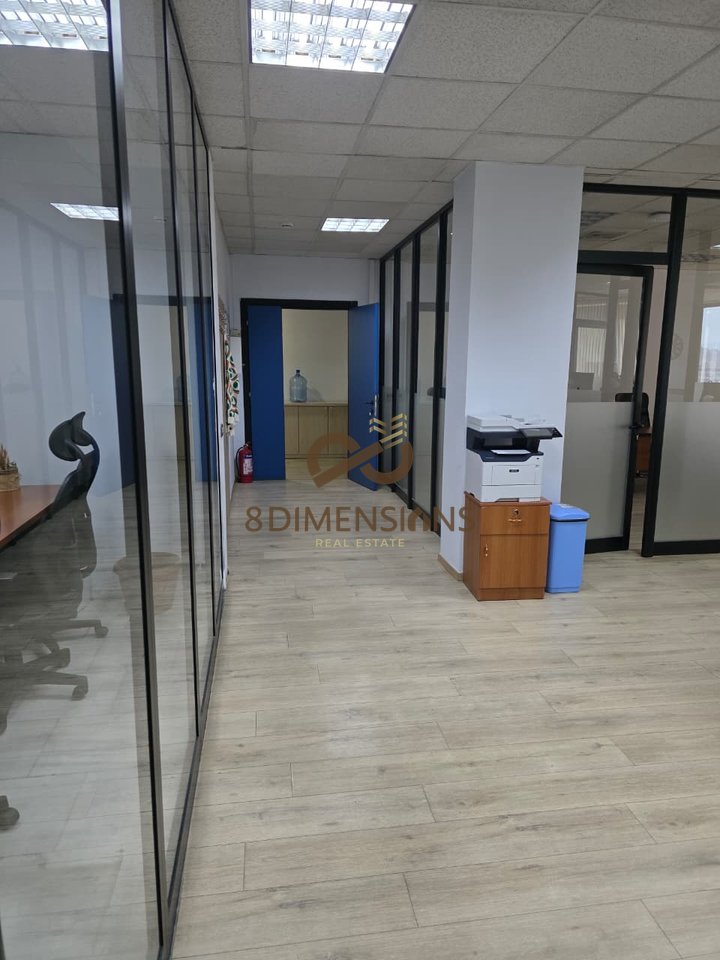 In affitto: Locale a Downtown One, vicino alla Piramide di Tirana (D828A-42)
