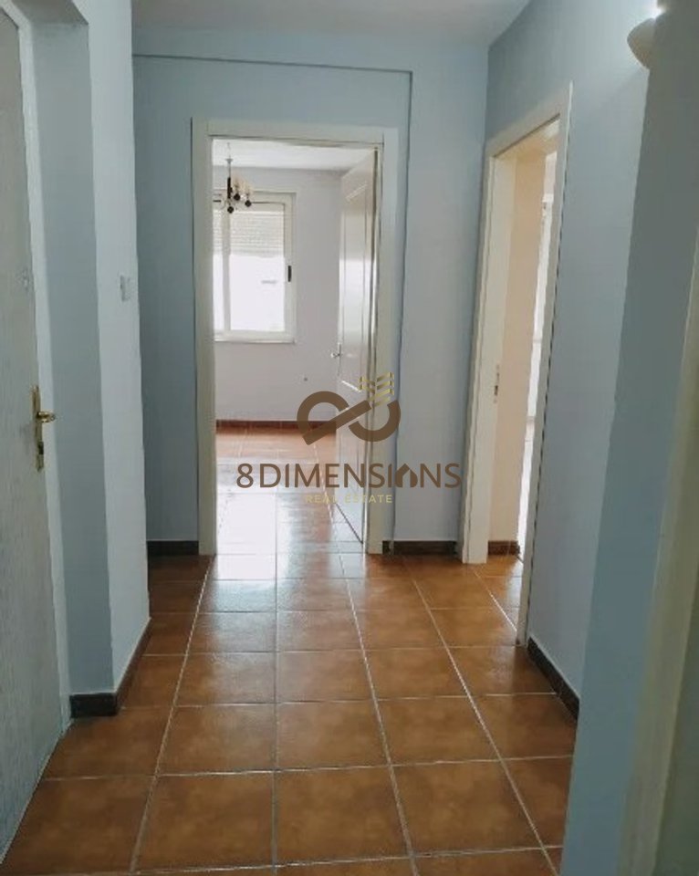Ufficio in affitto sul lato della strada vicino all'incrocio di 21 Dhjetori (ID D828Z-8 )