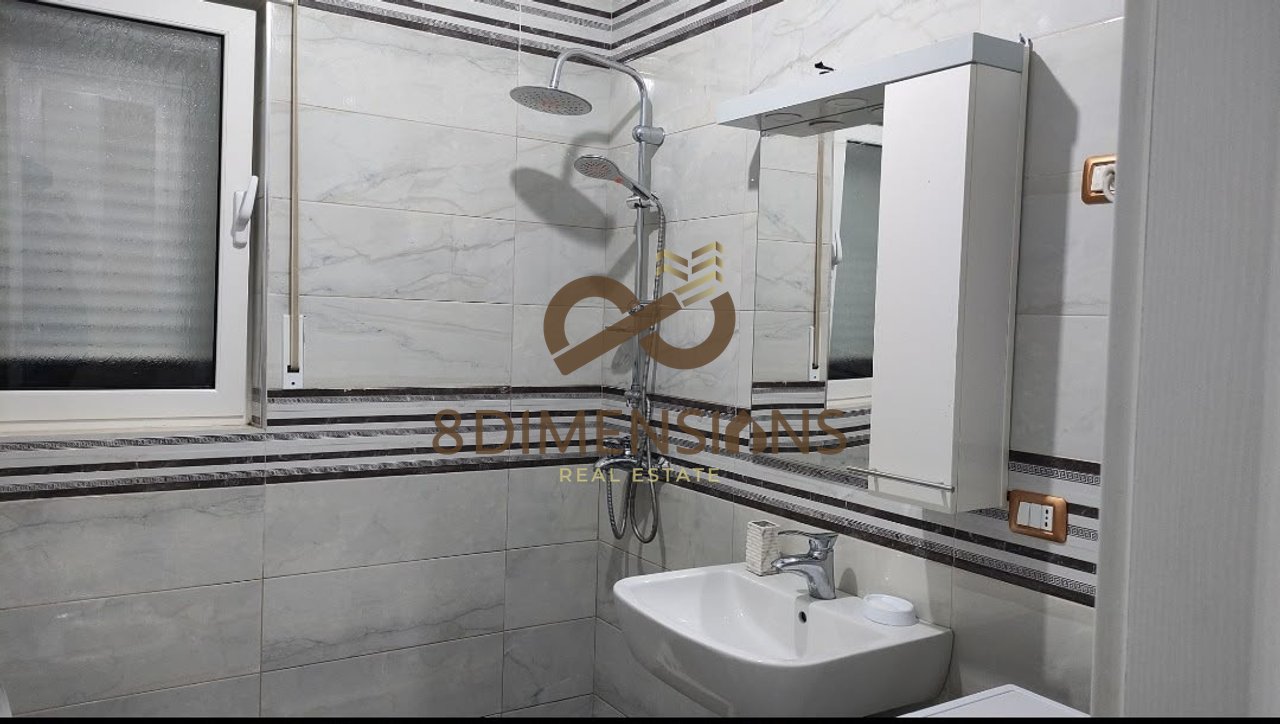 Jepet me qera Apartament 2+1 ne kopshtin Botanik prane xhamise se Selites (D8242A-215)