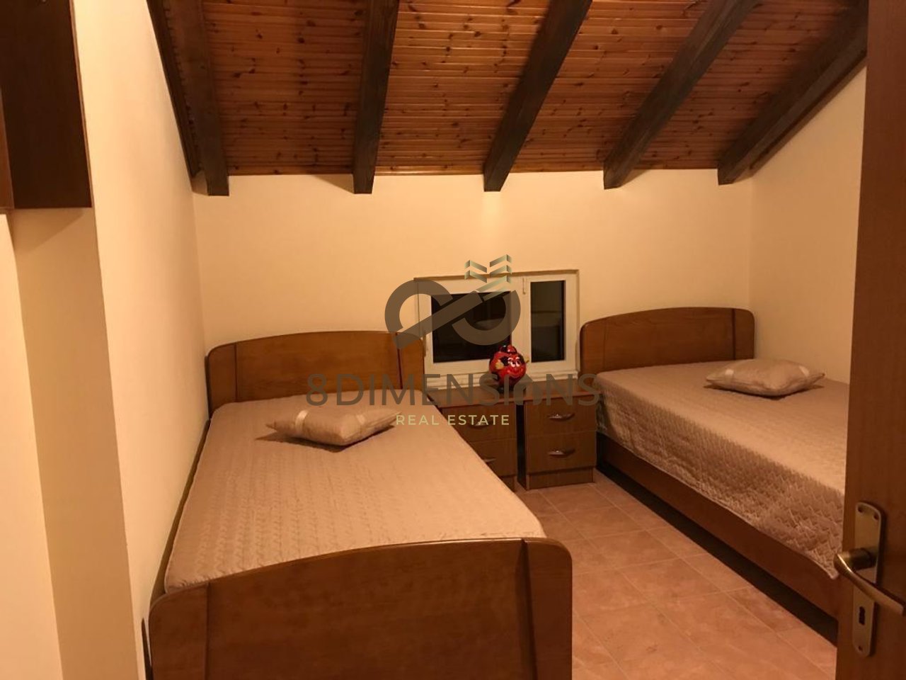 Jepet me qera Apartament 3+1 ne Xhamllik, prane Ish Profarma (D829A-21)
