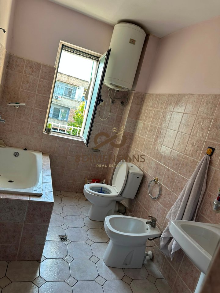 Shitet apartament 1+1 tek Fusha e Ali Demit D8141Z-27