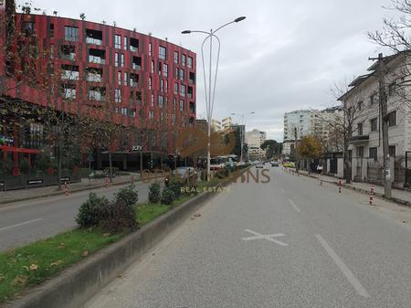 Jepet me qera Zyre prane Rrethit te Ekonomikut (D828A-33)