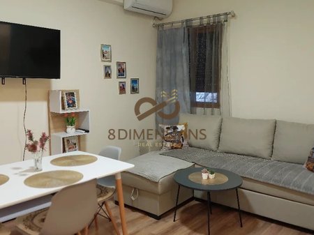 Jepet me qera Apartament 1+1 ne Myslym Shyr prane Drejtorise se Policise (D8241Z-49)