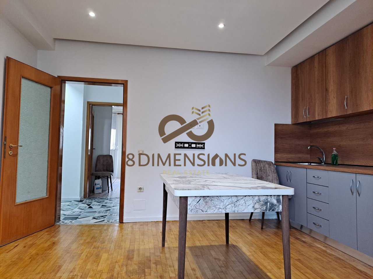 Jepet me qera Apartament 2+1; tek stacioni I trenit, prane Pasticeri Zaimi 2, D8242A-159