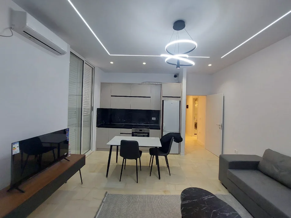 Shitet Apartament 1+1 tek Kodra e Diellit prane Fondacionit Eleonora me siperfaqe ndertimi 50m2 (D8141A-92)