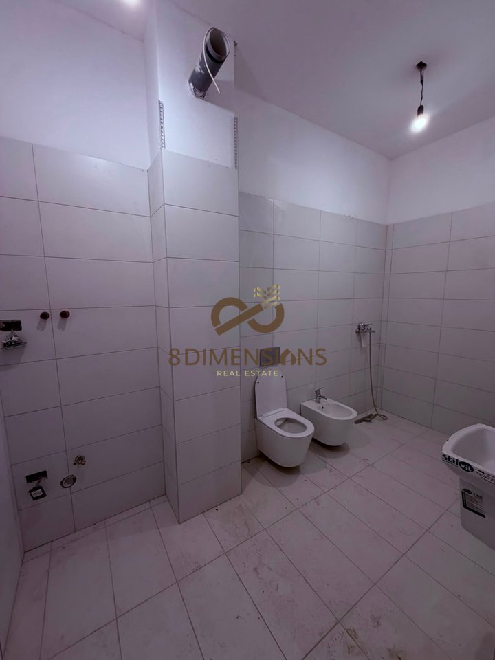 Jepet me qera Dyqan ne Laprake, prane Kompleks Aura me siperfaqe ndertimi 76m2 D8241A-160
