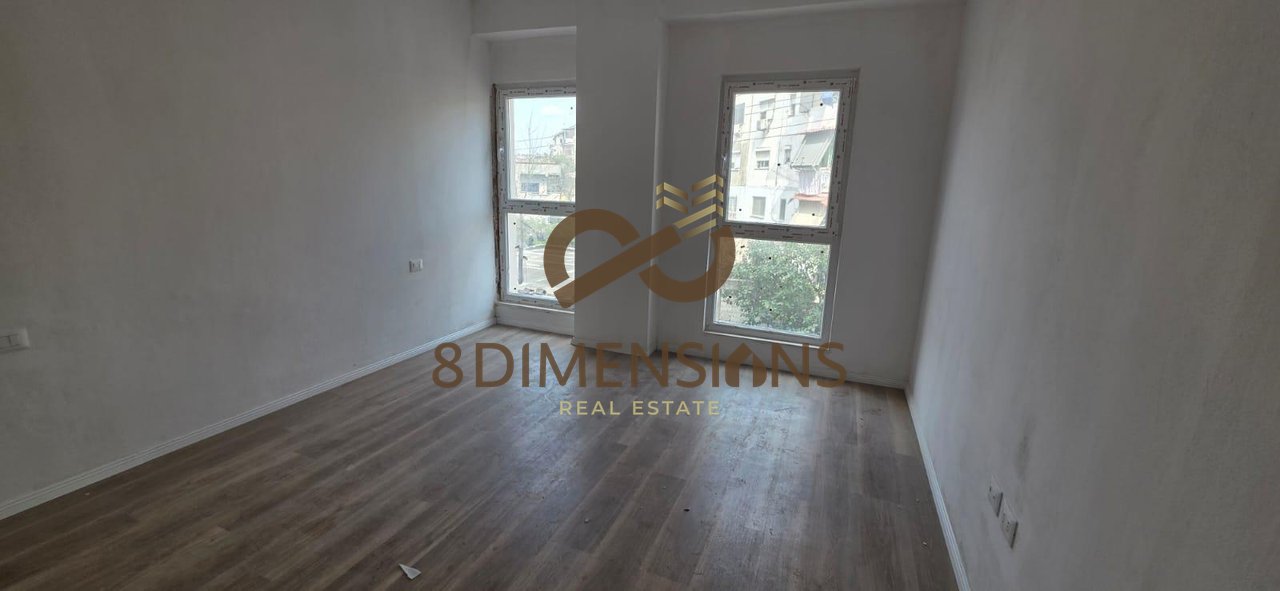 Shitet Apartament 1+1, ne Laprake, prane Kompleksit Aura D8141A-100