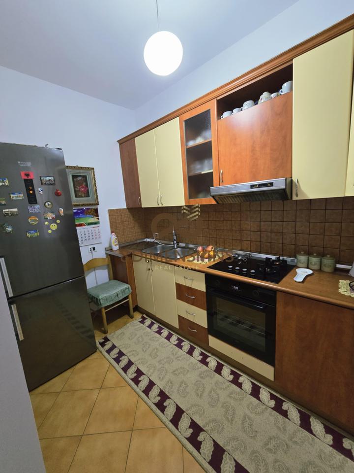 Shitet Apartament 2+1+2 ne 5 Maj prane Concord Center  D8142A-115