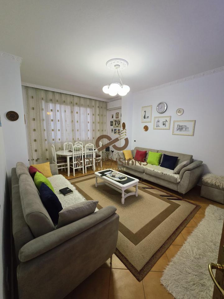 Shitet Apartament 2+1+2 ne 5 Maj prane Concord Center  D8142A-115