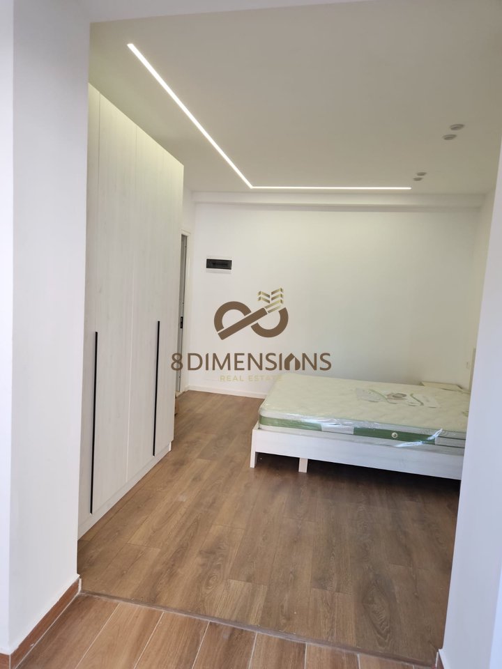 Shitet Garsoniere ne Rrugen 4 Deshmoret, prane Karburant Alpet D811Z-4
